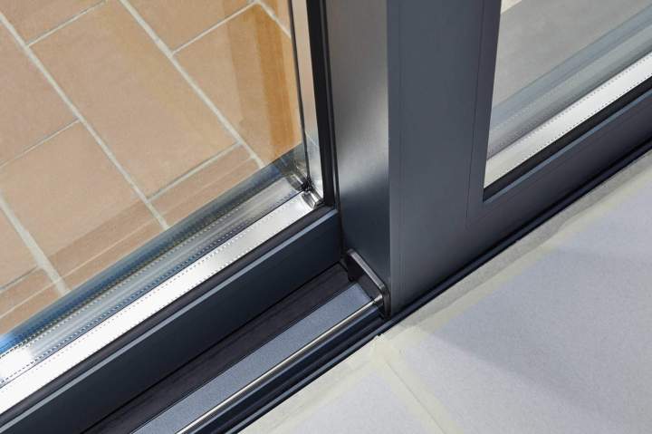 Gros plan sur un joint détanchéité de fenêtre en aluminium, montrant sa robustesse et son ajustement parfait, isolation thermique.